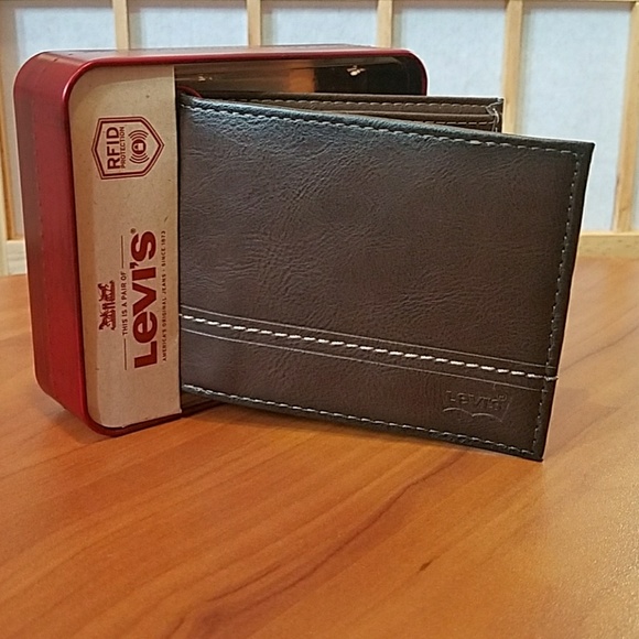 levis wallet price